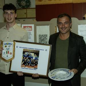 Matteo Mutti premiato da Giacomo Bugliani cena 14 06 2025 