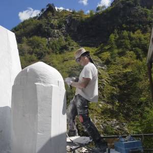 L'artista Marco Alberti all'opera