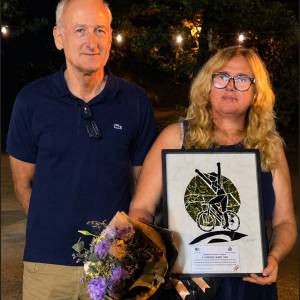 Foto repertorio I genitori di Finn, Peter e Chiara, lo scorso luglio quando hanno ritirato a Ponzano Superiore per il figlio il premnio 'Il Ceramista' dell'US Ponzanese