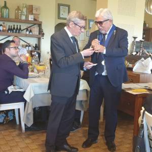 Il riconoscimento al dottore Mario Bianchi (a sinistra)